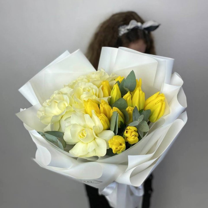 Дуо жёлтые тюльпаны и розы в Королёве