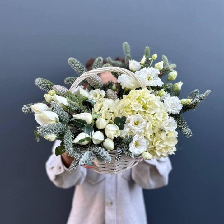 Новогодняя корзина с цветами в Королёве