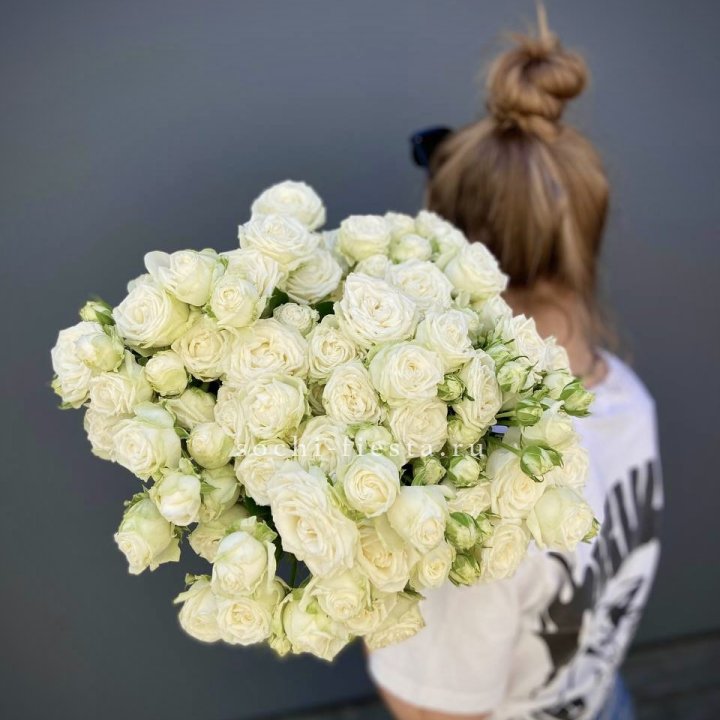 Охапка кустовых роз бомбастик  в Королёве