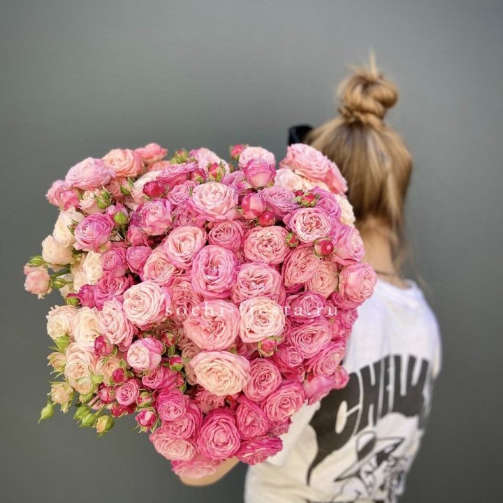 Охапка кустовых роз бомбастик пинк в Королёве