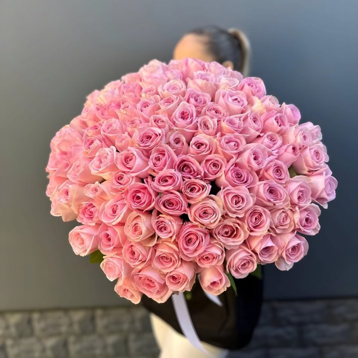 Охапка из 101 розовой розы в Королёве