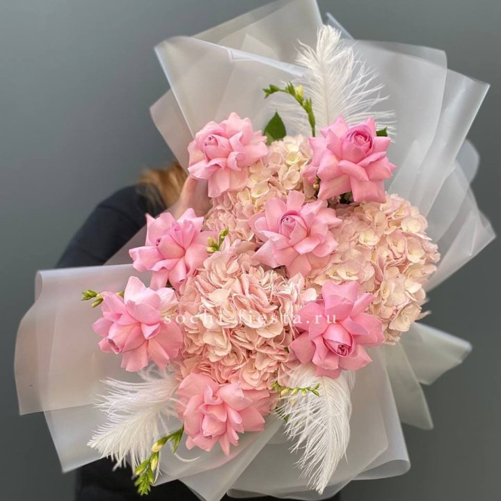  Букет  из гортензий и розовых роз в Королёве