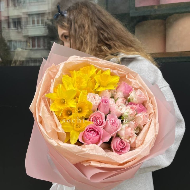 Букет роз и нарциссов в Королёве