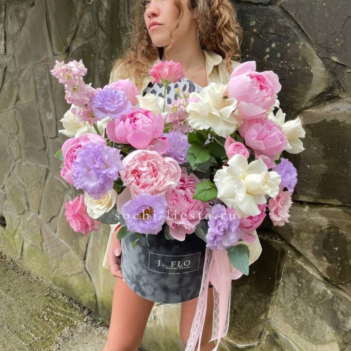 Дизайнерский цилиндр с пионами в Королёве