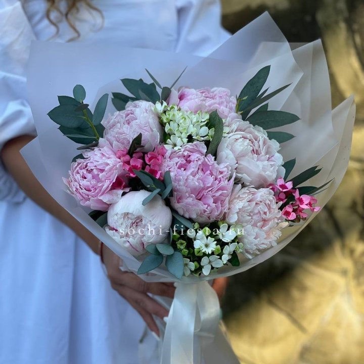 7 зефирных пионов с эвкалиптом в Королёве