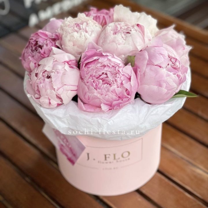 Цилиндр с пионами "Лилу" в Королёве