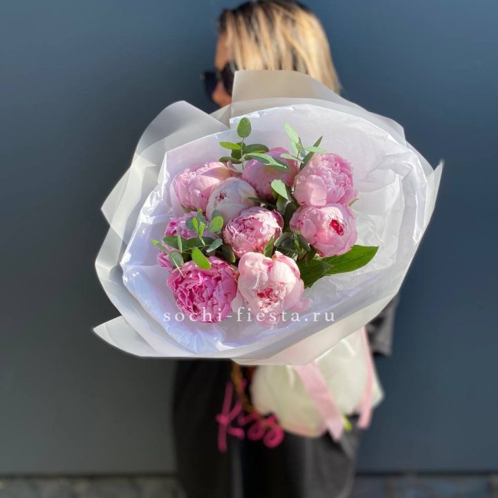 9 пионов с эвкалиптом в Королёве