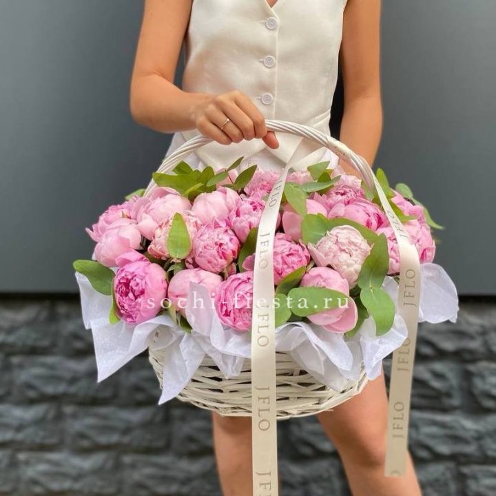 29 пионов в корзине в Королёве