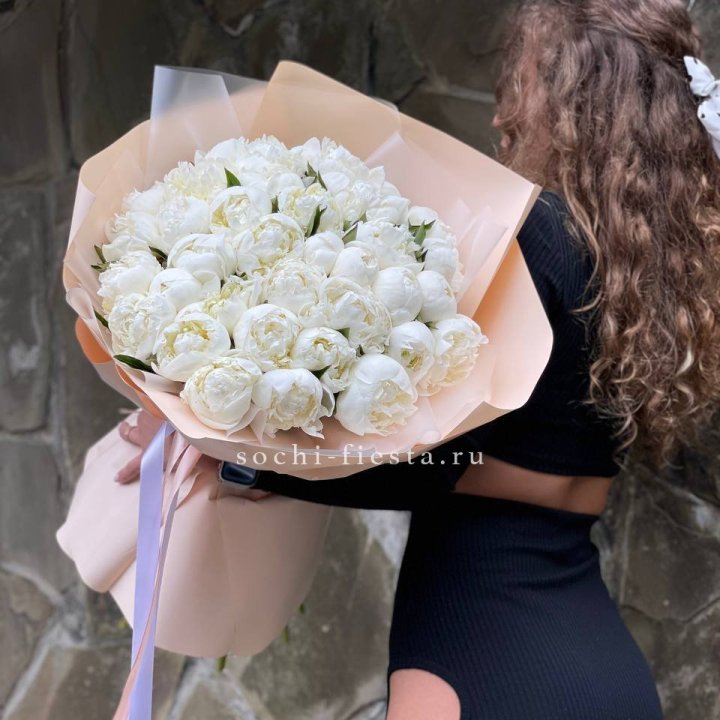 35 белых пион в Королёве