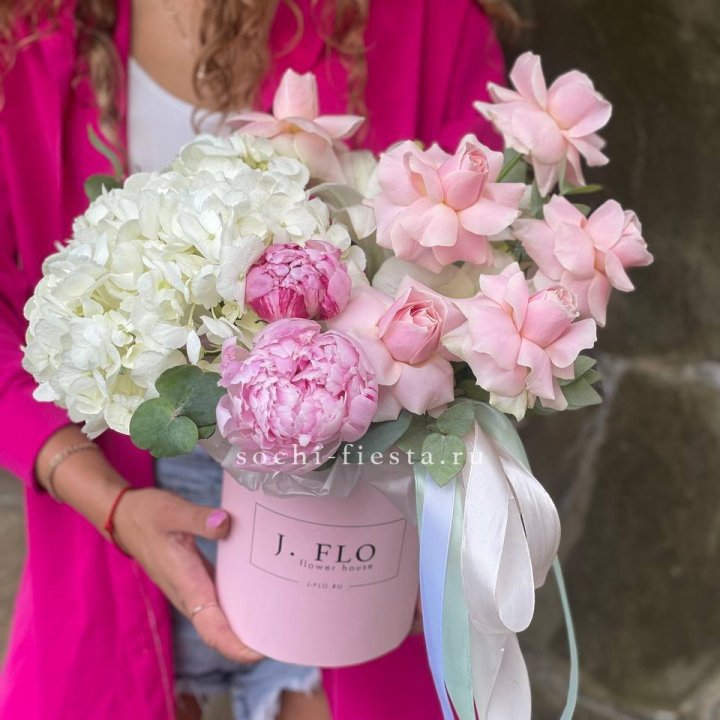 Цилиндр с пионами "Алисия" в Королёве