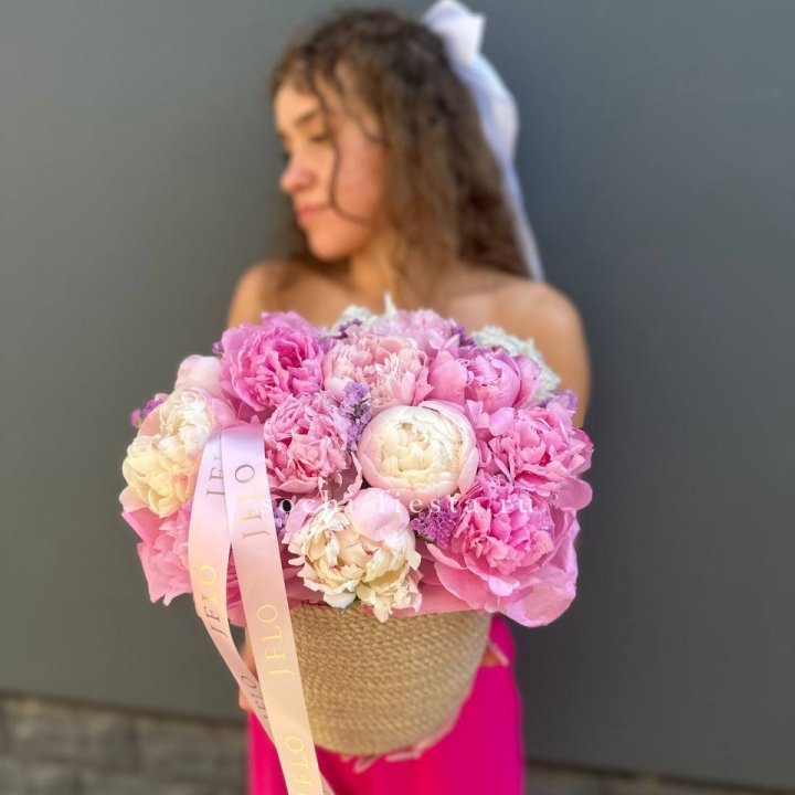 15 пионов в джутовом кашпо в Королёве