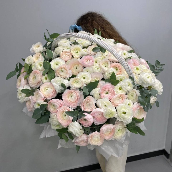 Ранункулюсы в корзине в Королёве