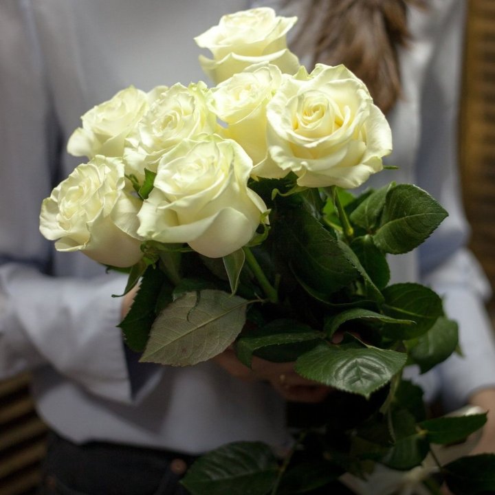 7 белых роз в Королёве