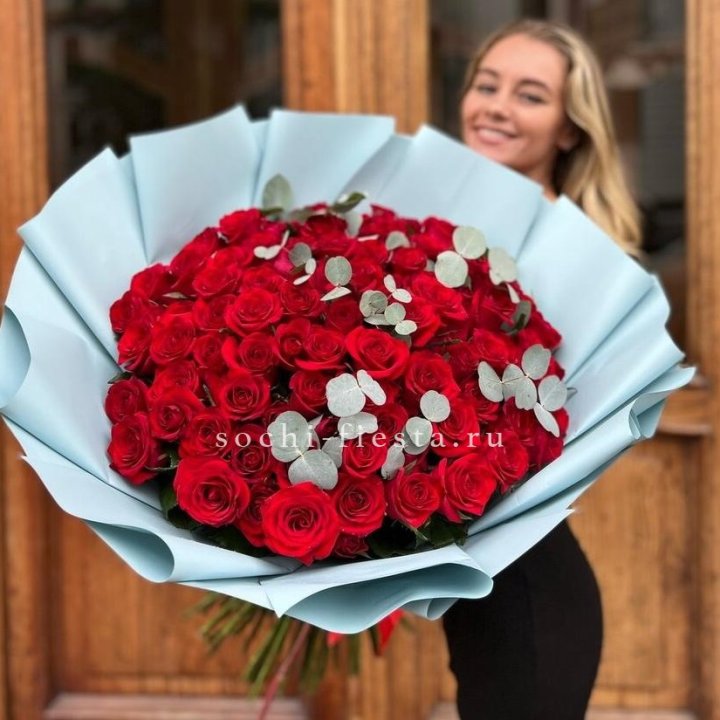 101 красная роза с эвкалиптом в Королёве