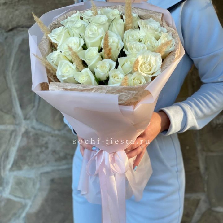 25 белых роз с сухоцветами в Королёве