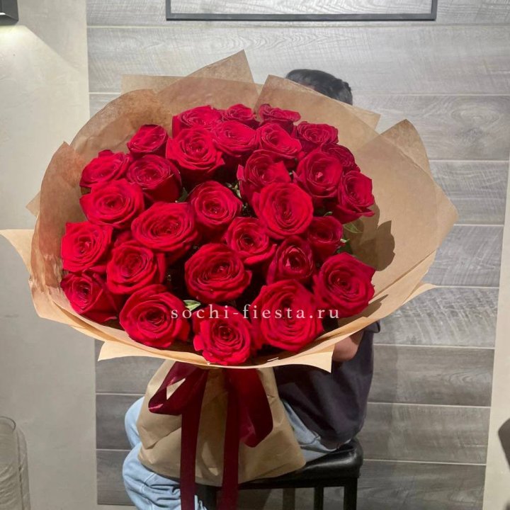 37 красных роз в крафте в Королёве