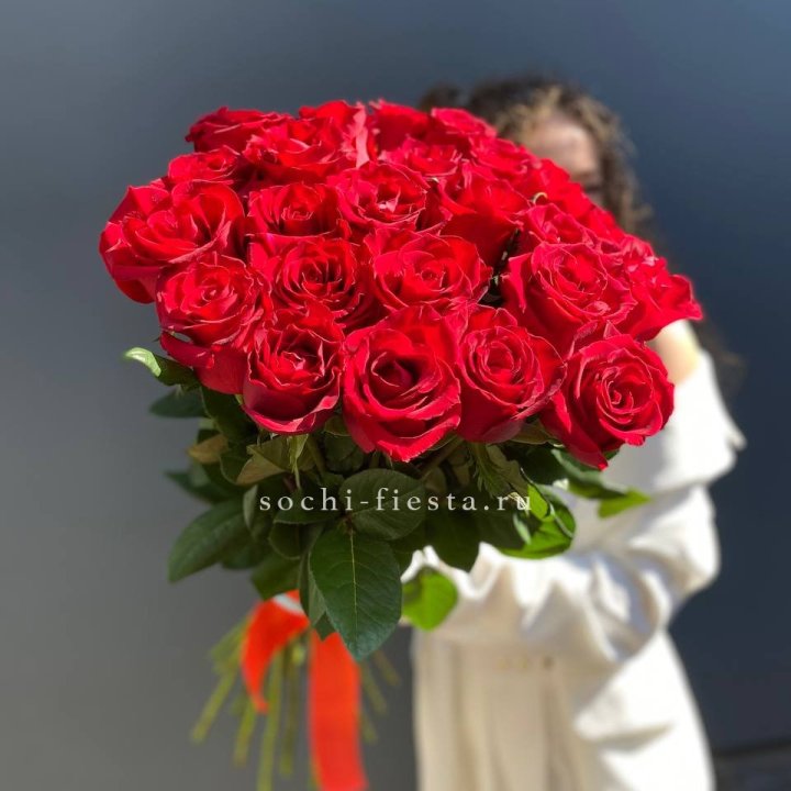 25 высоких красных роз в Королёве