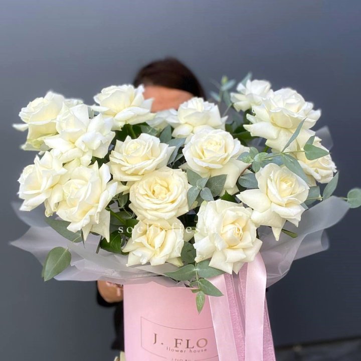 17 Французских белых роз в боксе в Королёве