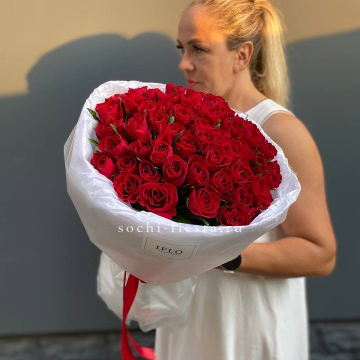 51 роза мадам ред в нежном оформлении в Королёве