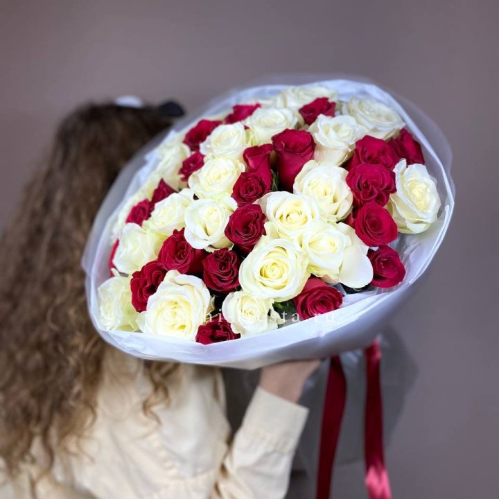 Букет из красных белых 45 роз в Королёве