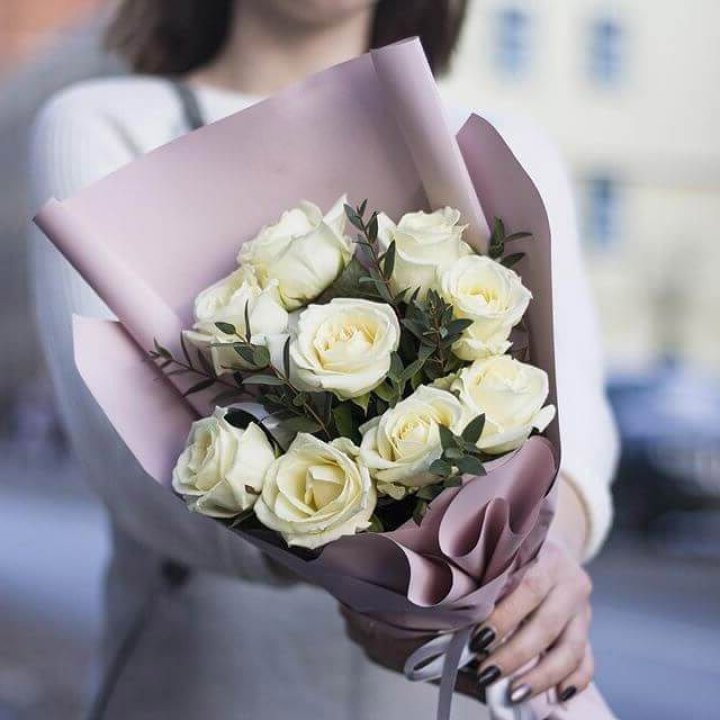 9 белых  роз "Минт" в Королёве