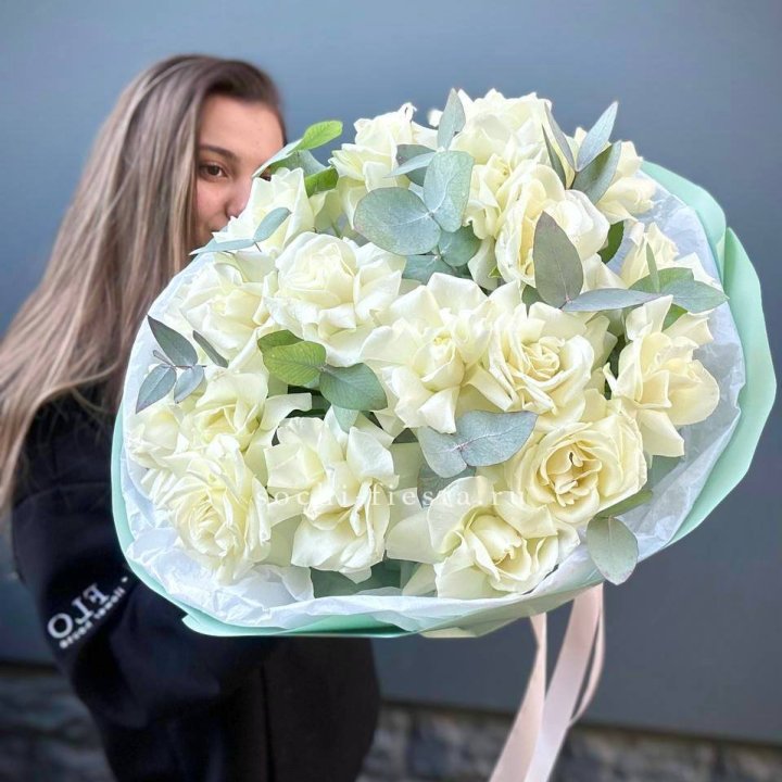 19 Белых французских роз "Ноте бьянке" в Королёве
