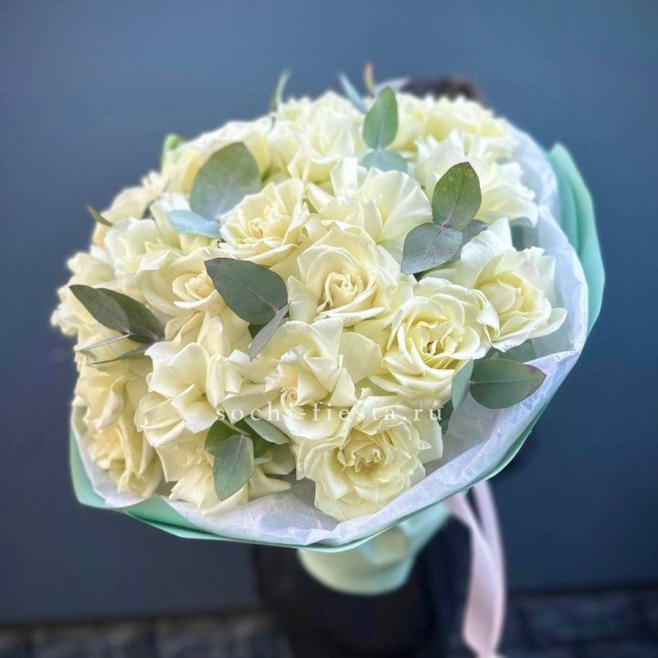 25 Белых французских роз "Ноте бьянка" в Королёве