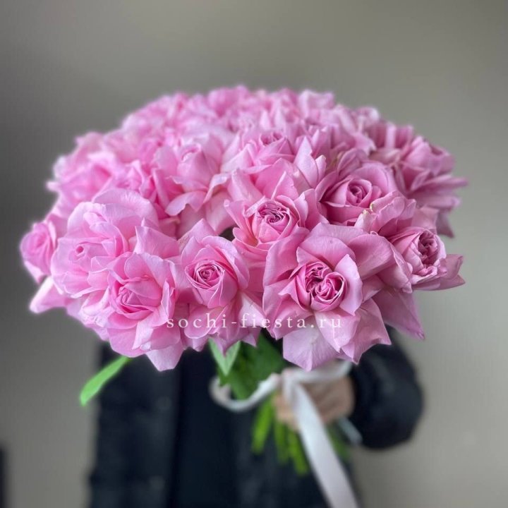 25 розовых французских роз в Королёве