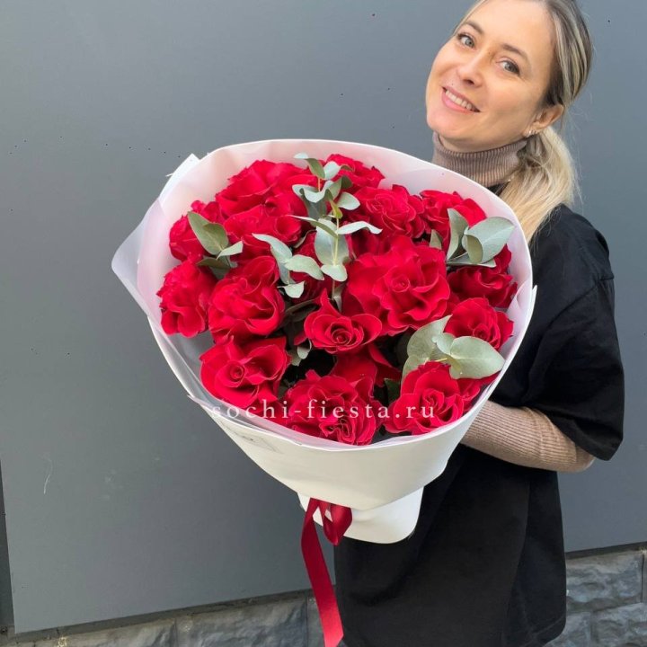 17 Красных французских роз в Королёве