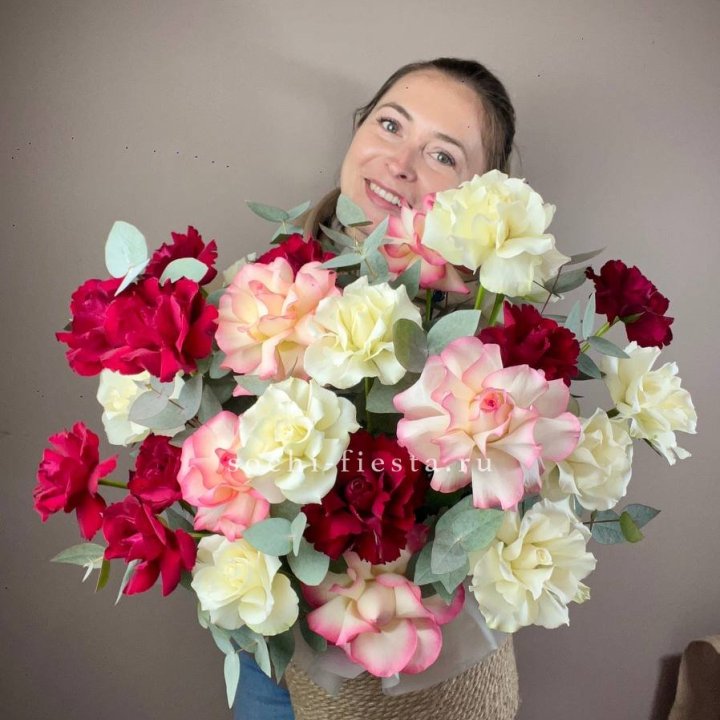 35 французских роз микс в джутовом боксе в Королёве