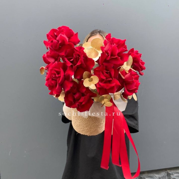 Красные французские розы в джутовом кашпо в Королёве