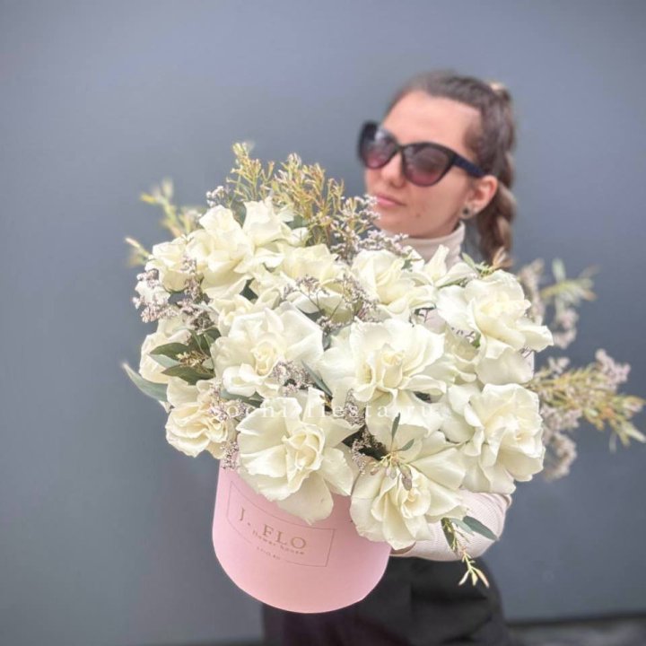 17 Французских белых роз в коробке Афина в Королёве