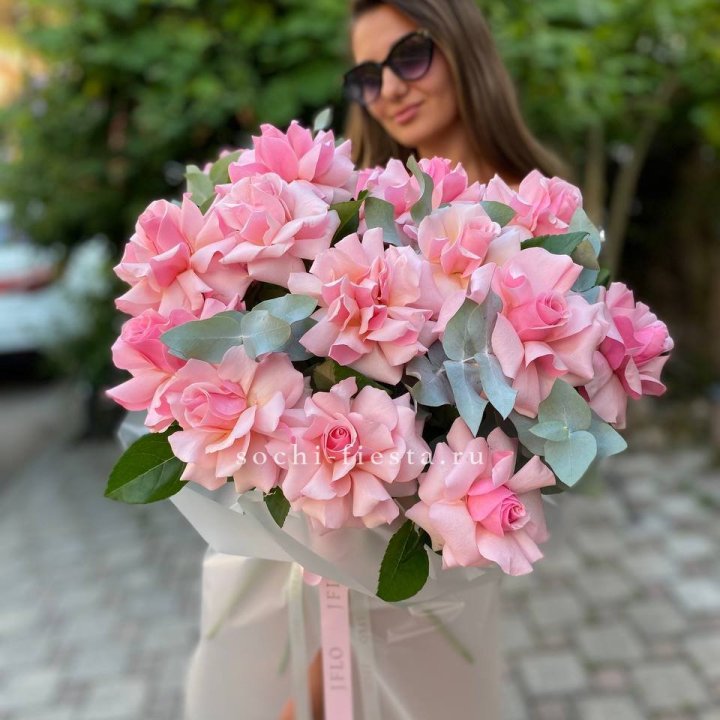 17 Розовых  французских роз в Королёве