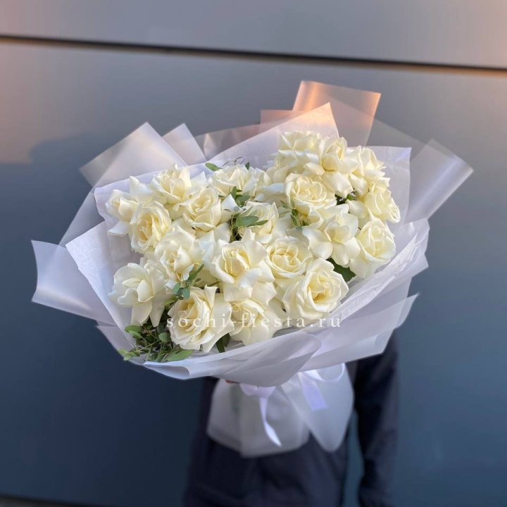 Пышный букет из белых роз в Королёве