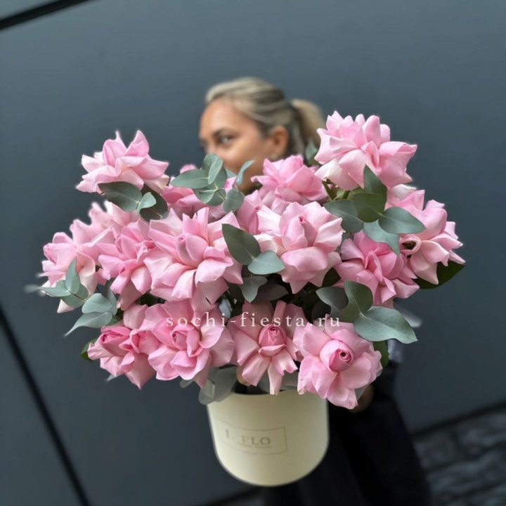 17 Розовых французских роз в боксе в Королёве