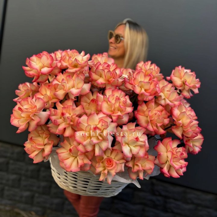 45 французских роз Джумилия в корзине в Королёве