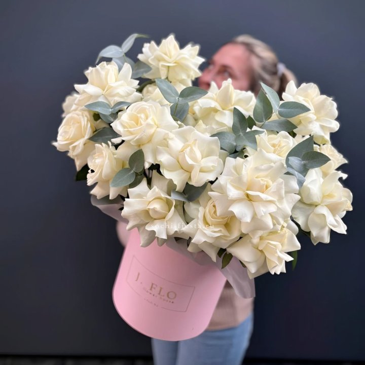 25 Французских белых роз в боксе в Королёве