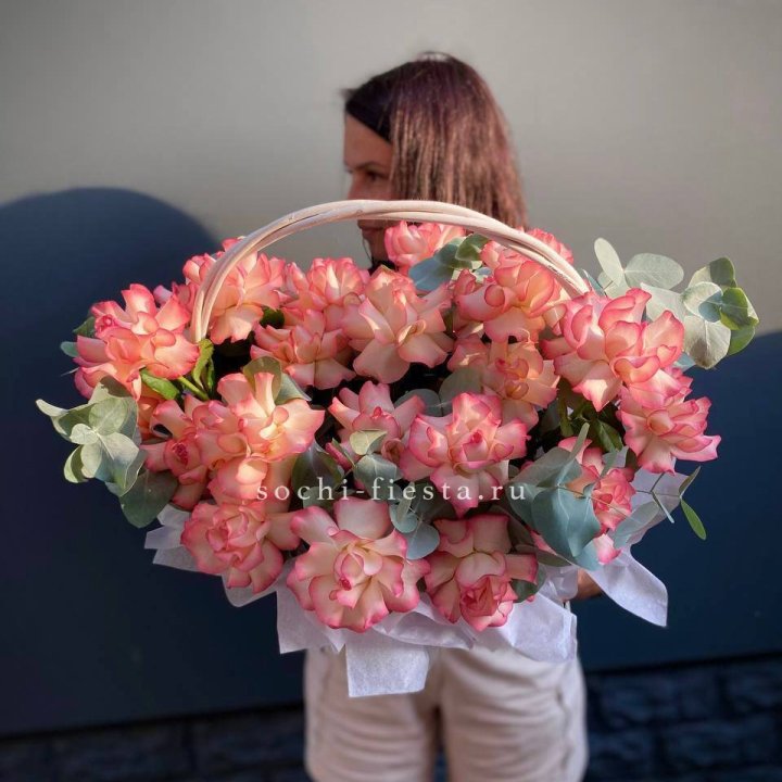 25 Французских роз Джумилия в корзине в Королёве