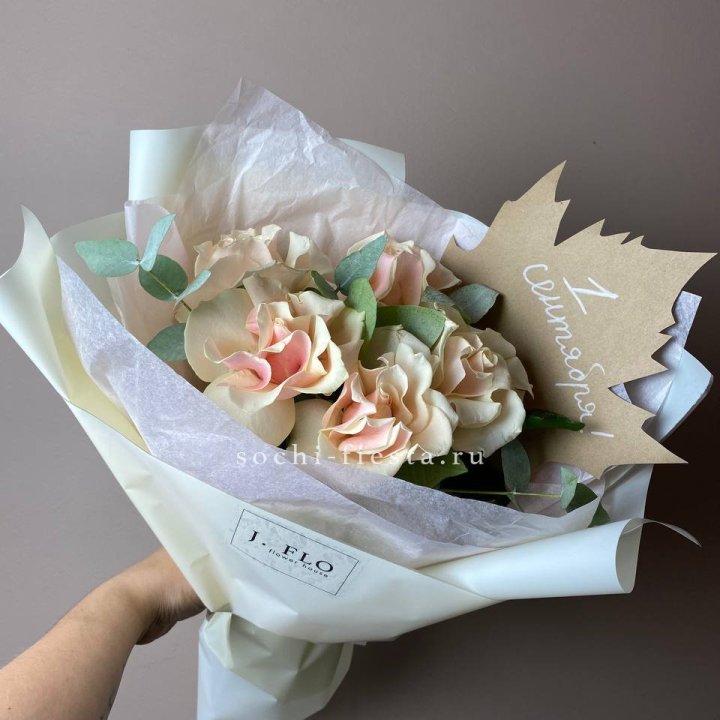 Букет кремовых роз к дню знаний в Королёве