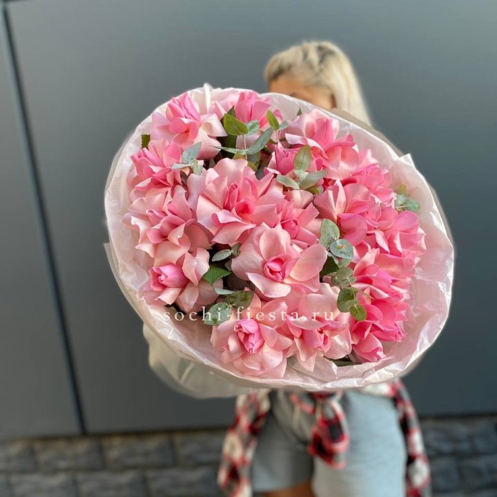 17 розовых роз в Королёве