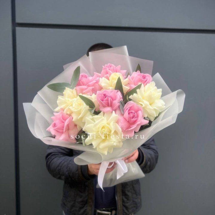 11 бело-розовых роз в Королёве