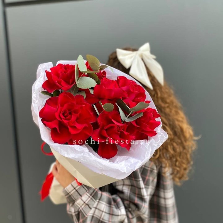 7 красных французских роз в Королёве