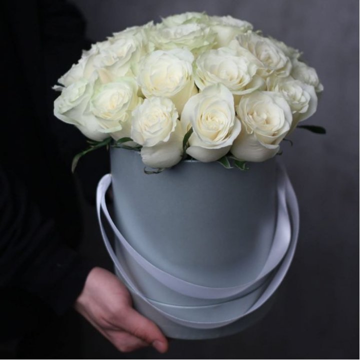15 белых роз в цилиндре в Королёве
