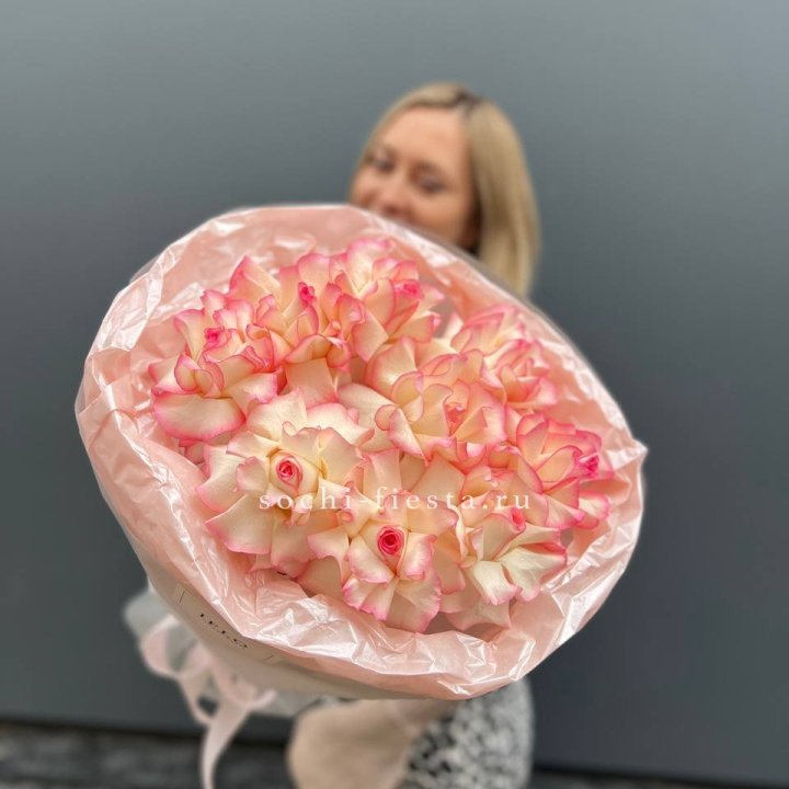 9 французских роз Джумилия в нежном оформлении в Королёве