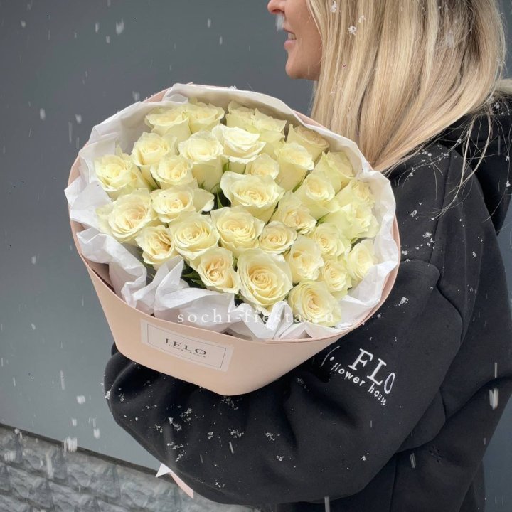 31 белая роза в оформлении в Королёве