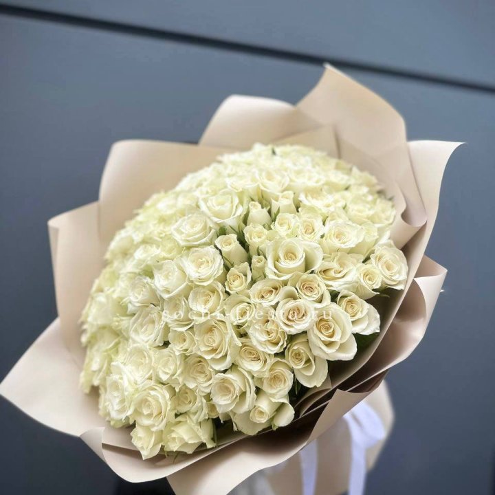 101 белая роза Атена в Королёве