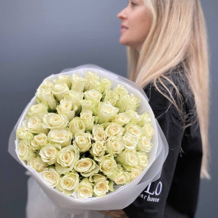 Воздушный букет из 51 белой кенийской розы в Королёве