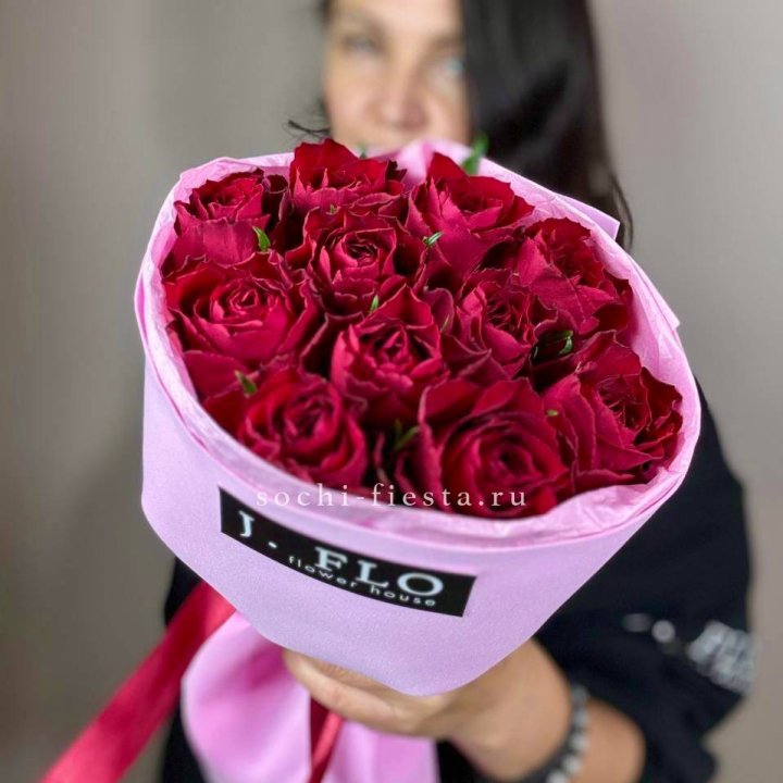 11 красных роз мадам ред в Королёве