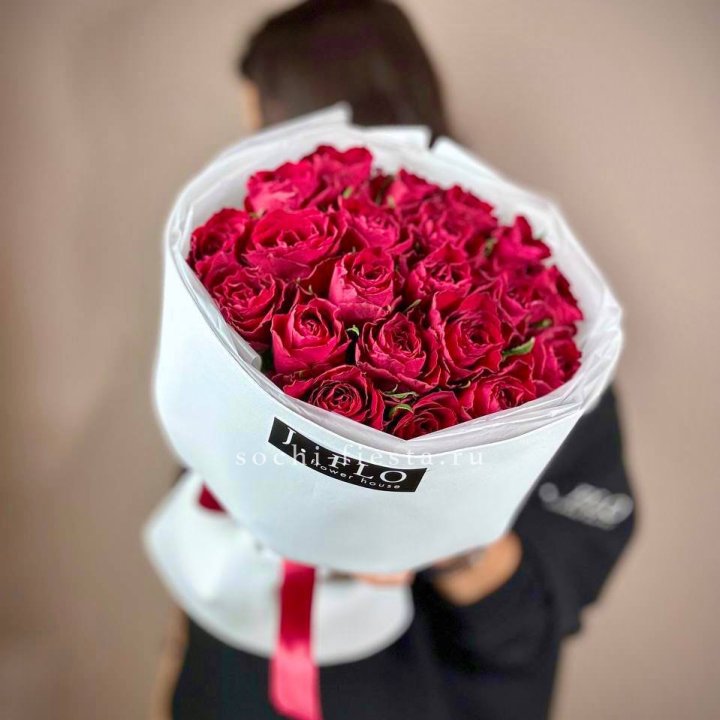 Букет красных роз мадам ред в Королёве