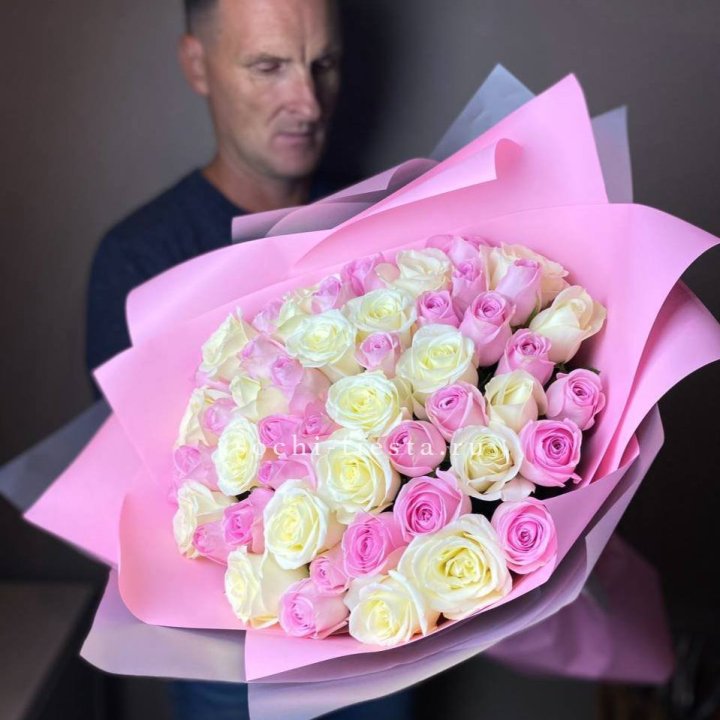 51 белых и розовых роз в Королёве